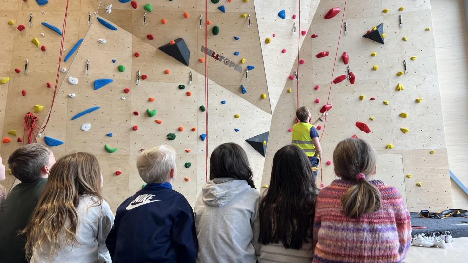 Lenkje til artikkel: Barnehagar og skular i Sande besøkte Ronja Arena