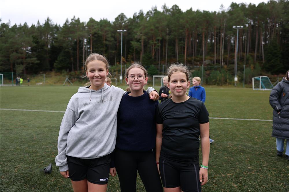 3 jenter som står i lag Skuleløp 2025 - Klikk for stort bilete