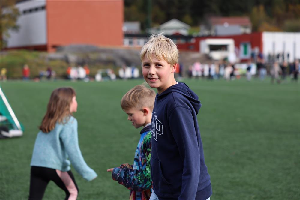 Gut smiler og går i skuleløpet 2025 ved Gursken - Klikk for stort bilete