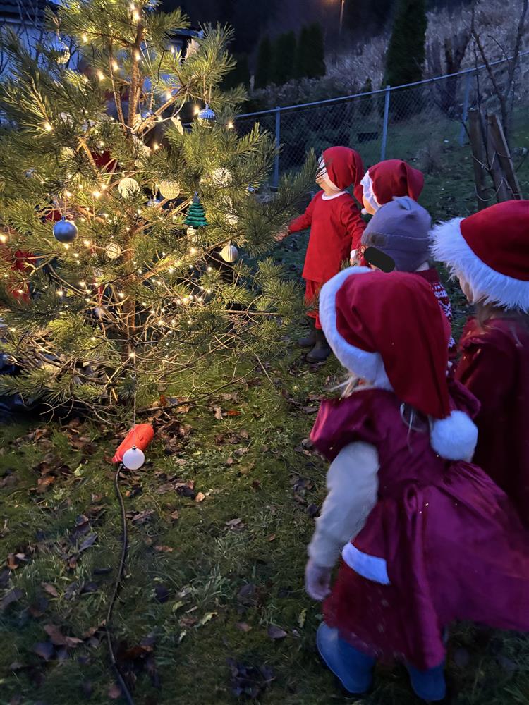 Barn i nissedrakt ved juletre - Klikk for stort bilete