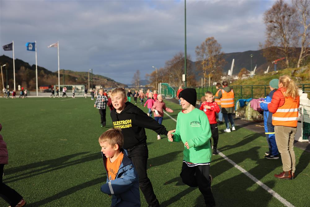 Skuleløp i Gursken 2025 jenter som springer - Klikk for stort bilete