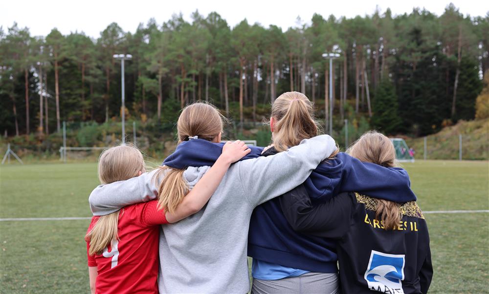 Skuleløp 2025 jenter som held rundt kvarande - Klikk for stort bilete