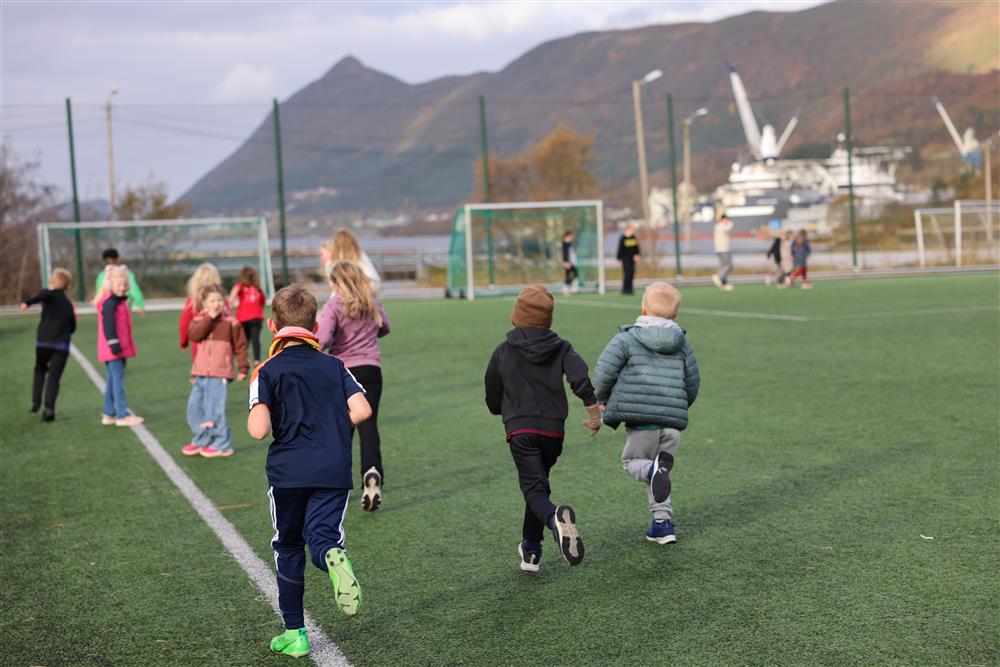 barn som spring på  skuleløpet - Klikk for stort bilete