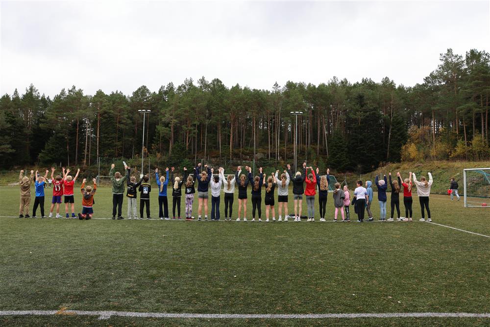 Skuleløp 2025 elevane står på ei rekke - Klikk for stort bilete