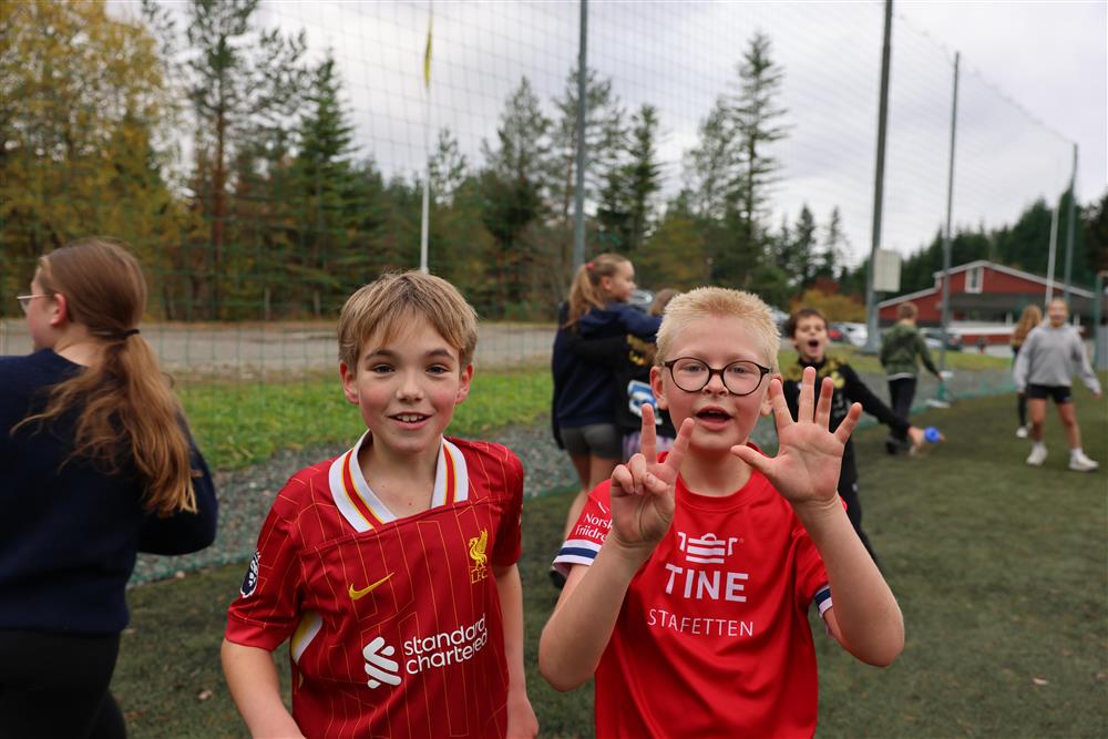 skuleløp larsnesto gutar med rød fotballdrakt - Klikk for stort bilete