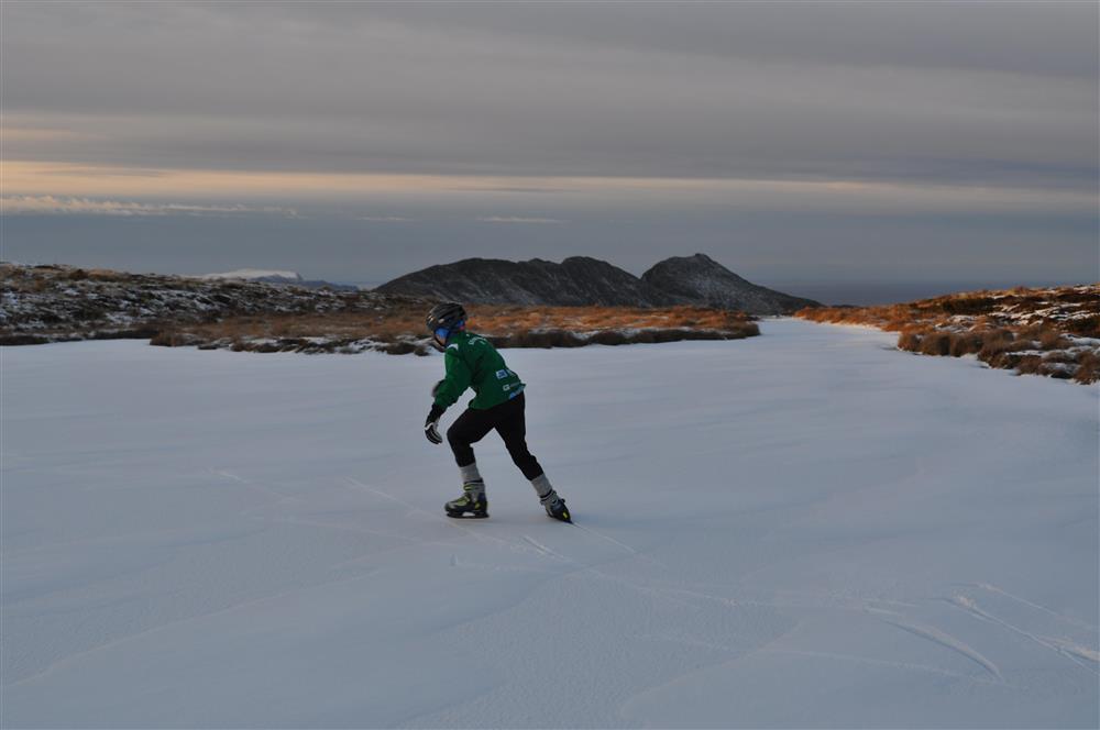 Skøyter på Klovevatnet - Klikk for stort bilete