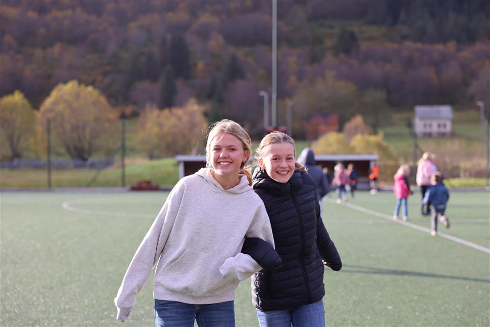 To jenter som smiler.Skuleløp Gursken 2025 - Klikk for stort bilete