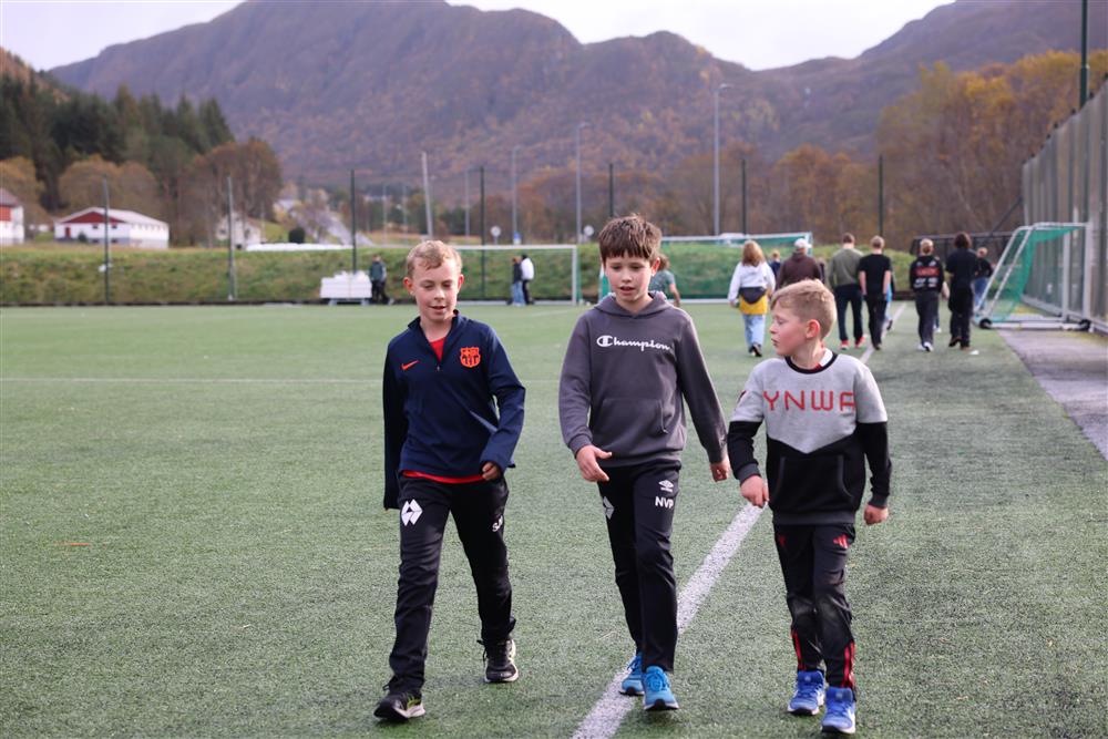 Tre guter som går skuleløp Gursken 2025 - Klikk for stort bilete