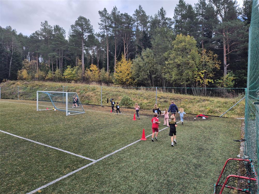 Skuleløp 2025 elevar som spring på bana - Klikk for stort bilete