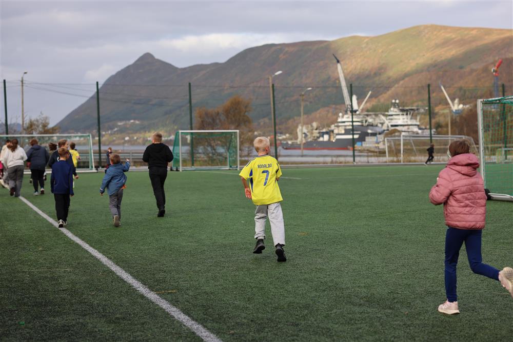 Gut med gul t-skorte spring - Klikk for stort bilete