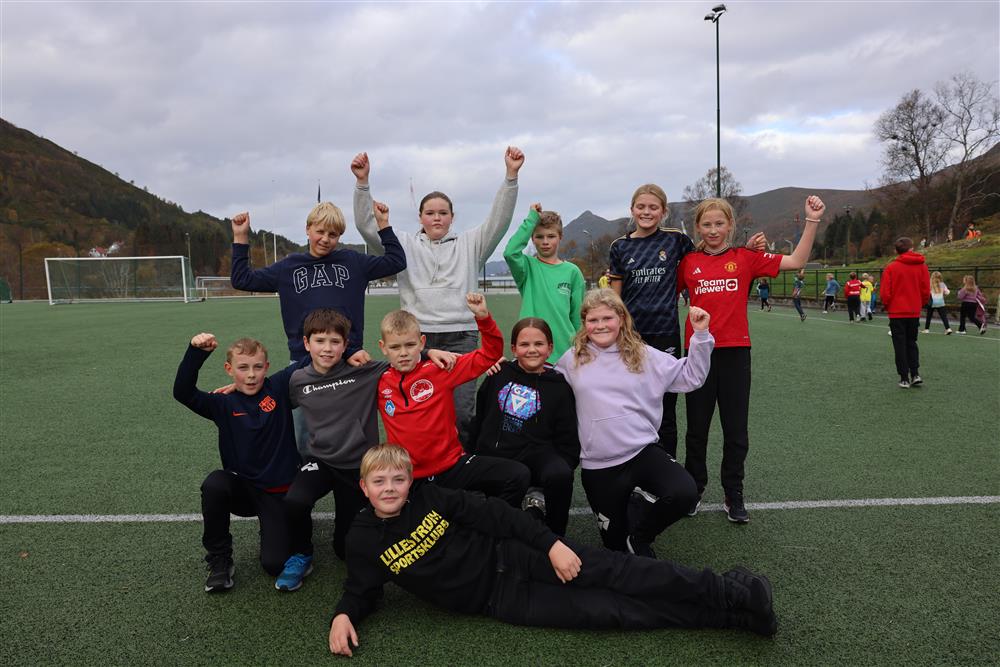 6. og 7. klasse ved Gursken skule - Klikk for stort bilete