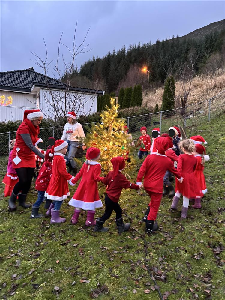 Går rundt juletre - Klikk for stort bilete