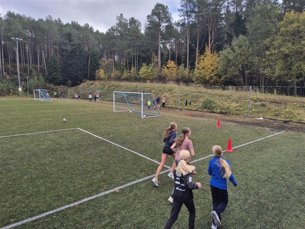 Skuleløp 2025 elevar som spring - Klikk for stort bilete