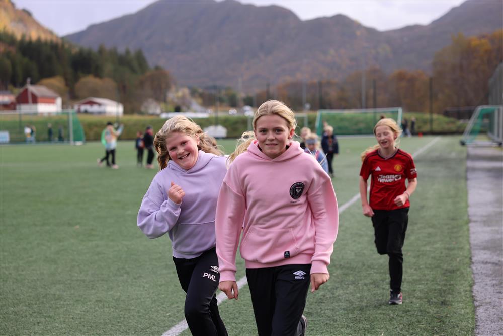 jente med lilla genser og jente med rosa genser spring i skuleløpet i Gursken 2025 - Klikk for stort bilete