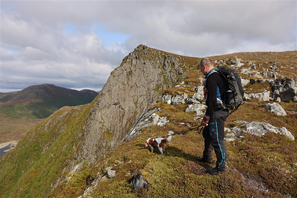 Klovevatnet m fjell i bakgrunn - Klikk for stort bilete