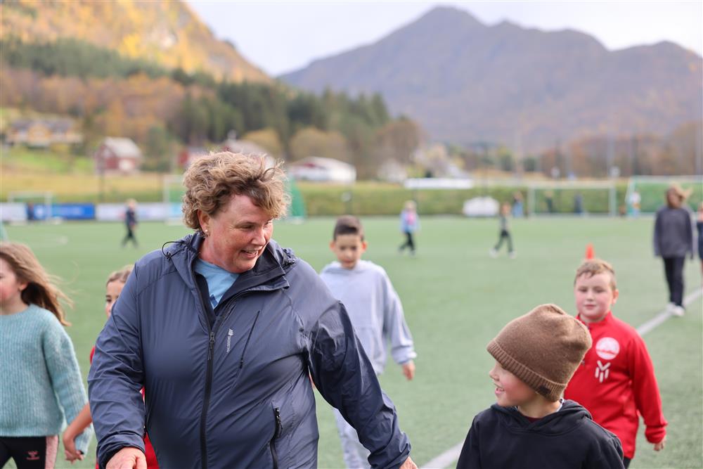 Rektor ved Gursken oppvekstsenter Marianne Solbjørg Ose deltok også i løpet - Klikk for stort bilete