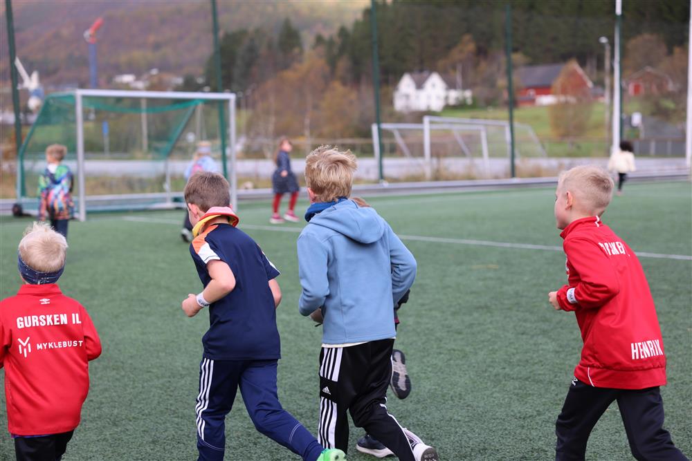 gutter som spring i skuleløpet i Gursken 2025 - Klikk for stort bilete