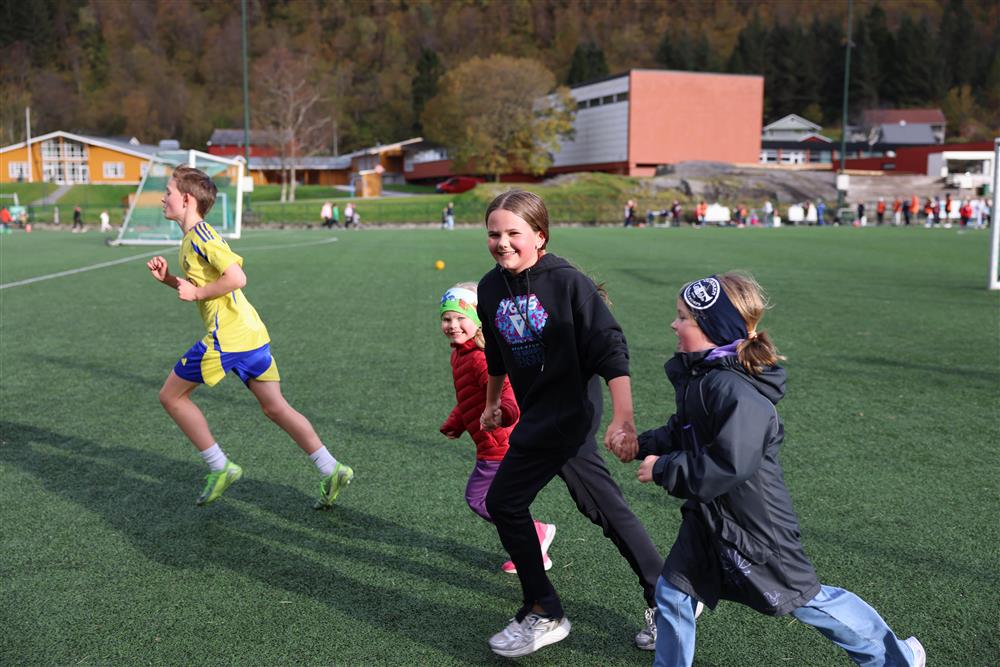 barn som spring i forbindelse med skuleløpet i Gursken - Klikk for stort bilete