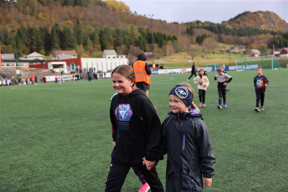 Barn som går i skuleløpet. stor leier liten. - Klikk for stort bilete