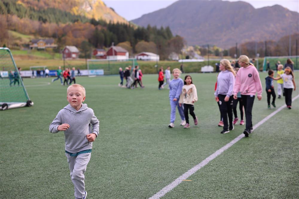 Gutt som spring - Klikk for stort bilete