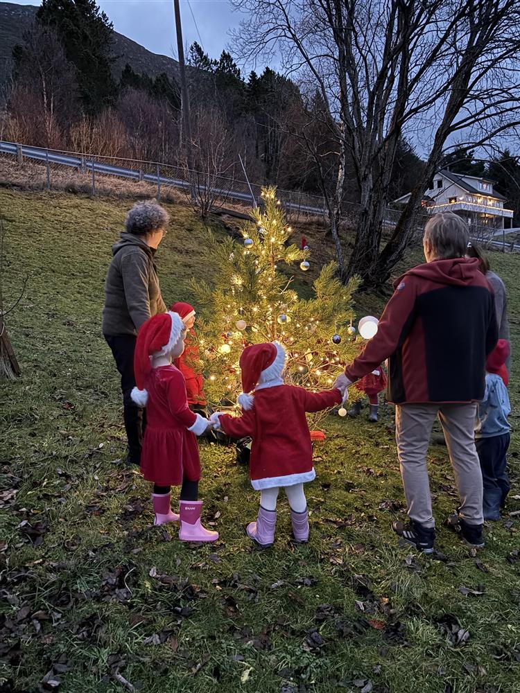 Nissefest Haugelia barnehage - Klikk for stort bilete