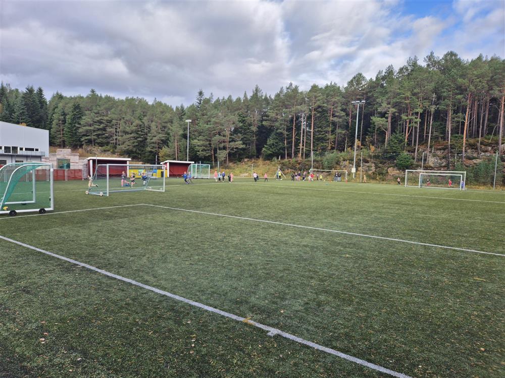 Skuleløp 2025 ved fotballbane - Klikk for stort bilete