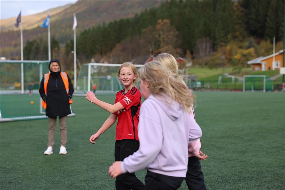 Jenter som prater i lag - Klikk for stort bilete