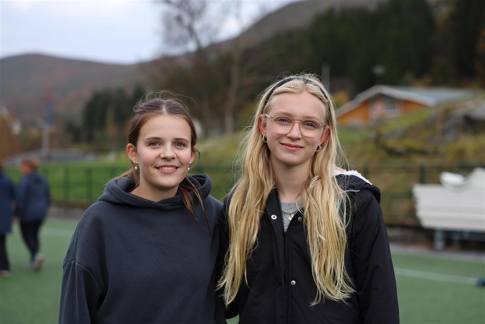 to jenter som var med på skuleløpet i Gursken smiler - Klikk for stort bilete