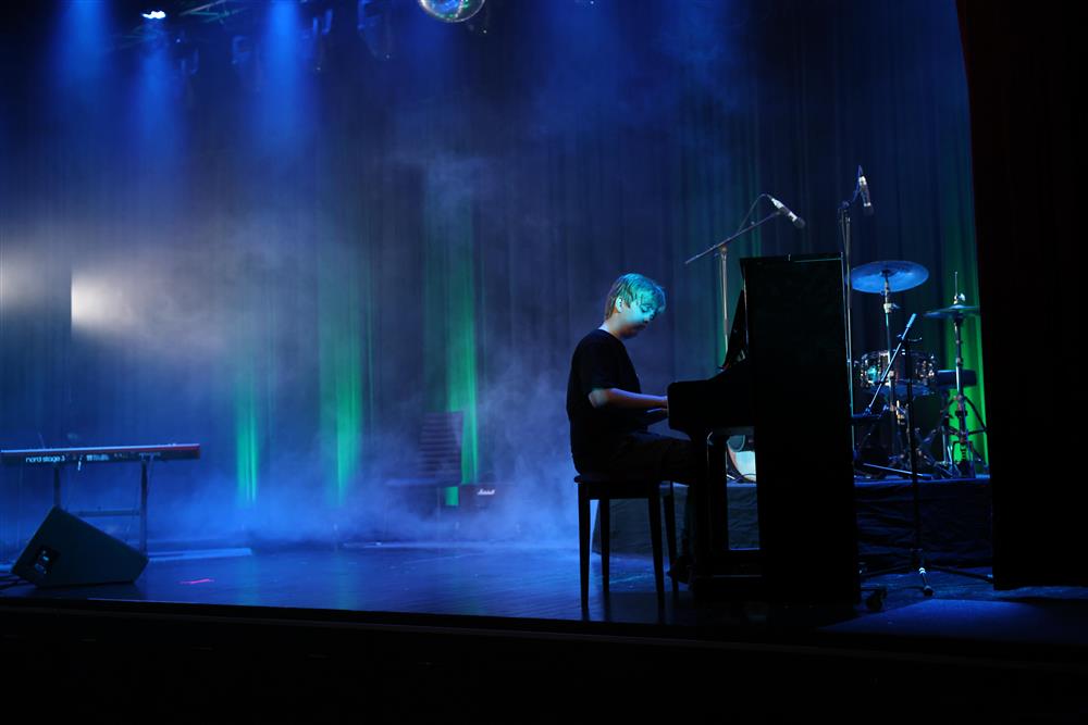 Matias Joksch spelar piano - Klikk for stort bilete