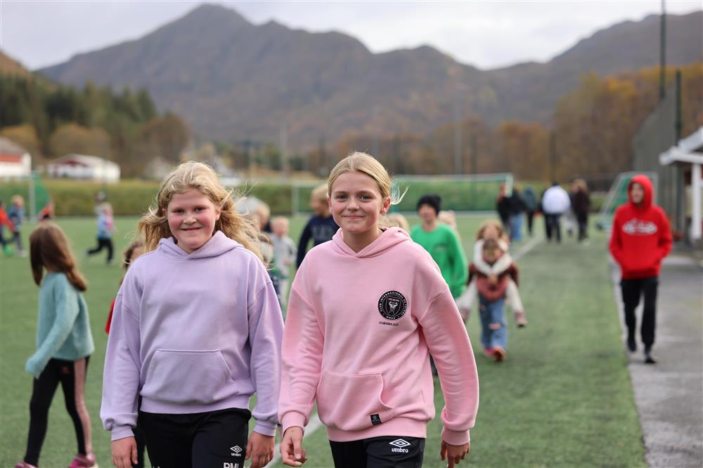 Jente med lilla genser og jente med rosa genser går i skuleløpet i Gursken 2025 - Klikk for stort bilete