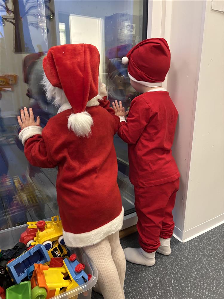 Barn i nissedrakt - Klikk for stort bilete