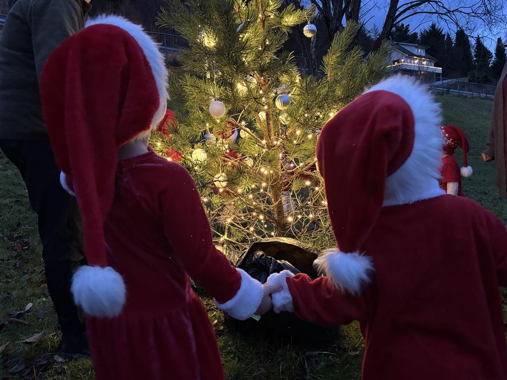 Nissefest Haugelia barnehage - Klikk for stort bilete