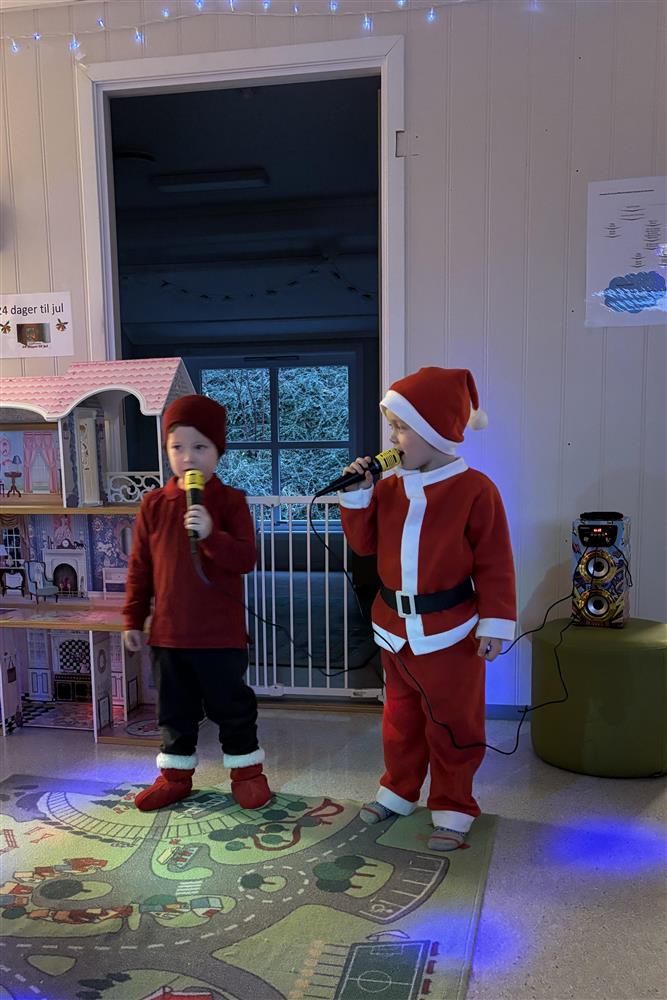 Sang karoke Nissefest - Klikk for stort bilete