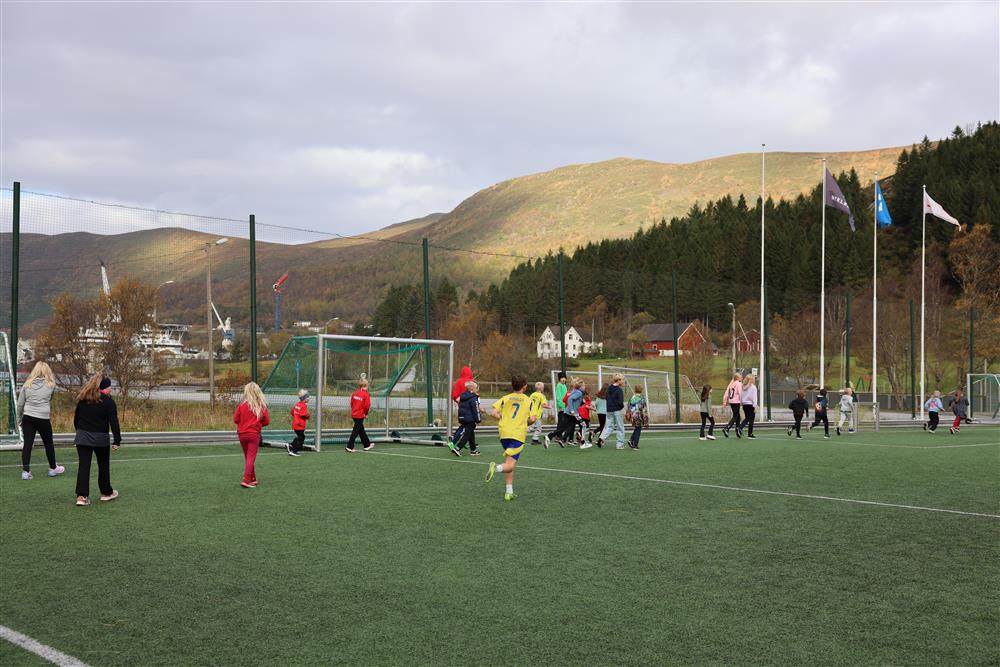 Gutt med gul skjorte spring - Klikk for stort bilete