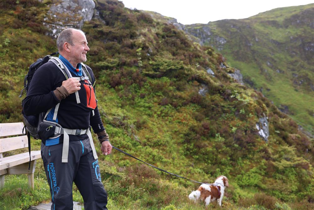 Sindre Slettestøl på vei opp til Klovevatnet - Klikk for stort bilete