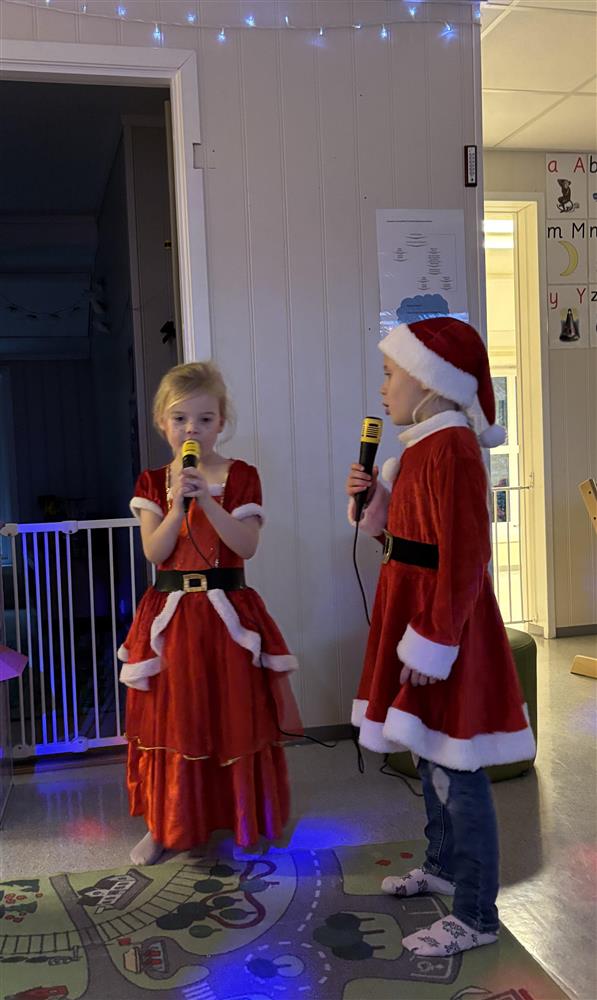 To jenter som syng - Klikk for stort bilete