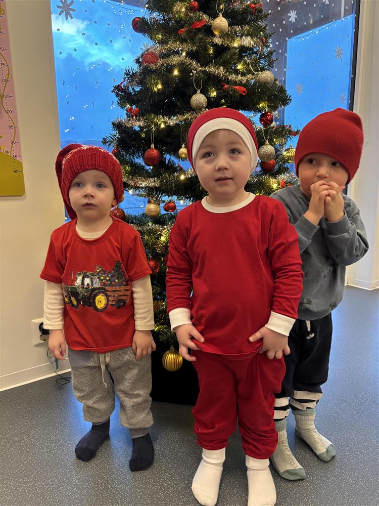 Barn i nissedrakt - Klikk for stort bilete