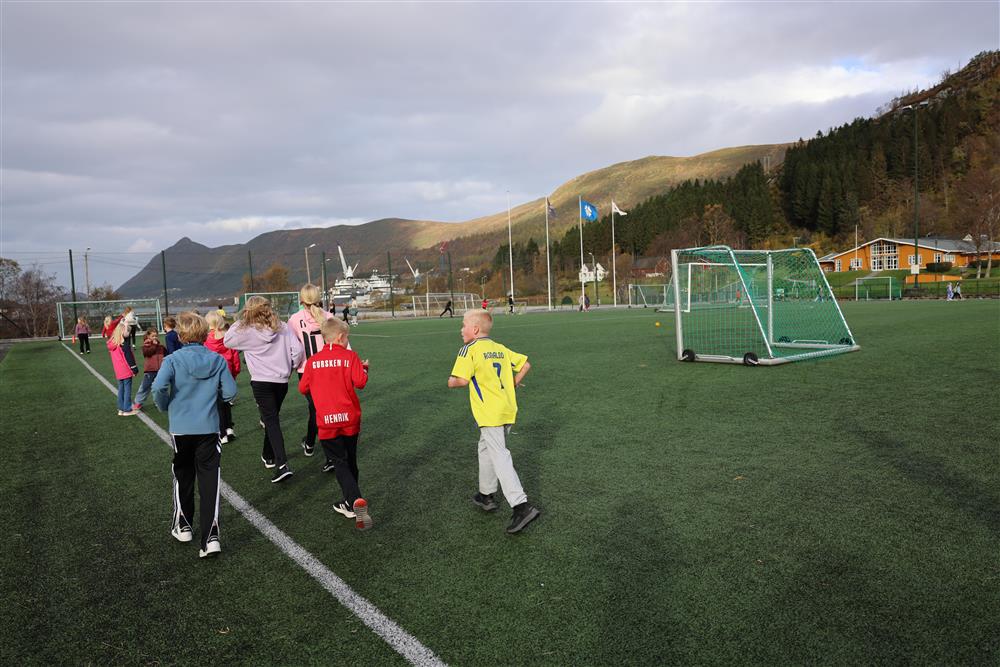 barn som spring på riverplate stadion i Gursken - Klikk for stort bilete