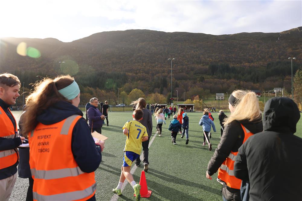 Lærerane teller runder.  Skuleløp Gursken 2025 - Klikk for stort bilete
