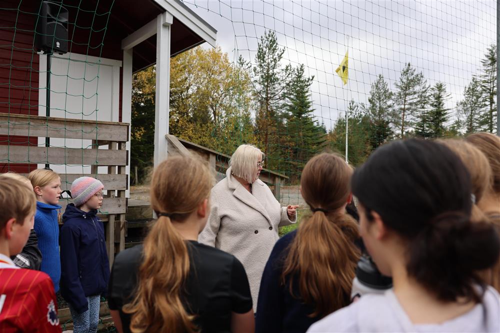 Skuleløp 2025 Camilla Auflem Vik sei nokre orde til elevane - Klikk for stort bilete