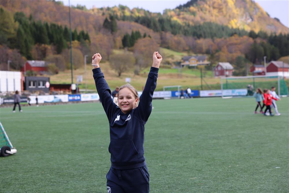 Jente med henda i veret - Klikk for stort bilete