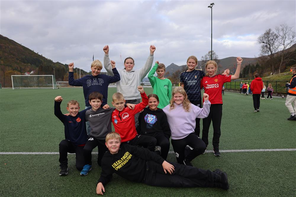 6. og 7. klasse ved Gursken skule - Klikk for stort bilete