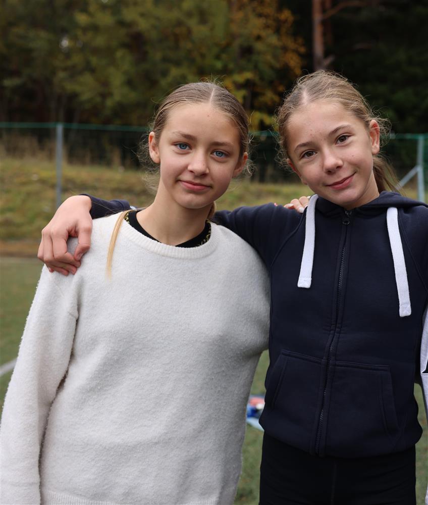 Skuleløp 2025 bilde av to jenter - Klikk for stort bilete